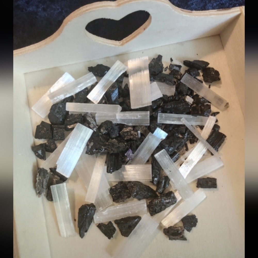 🖤✨BRAZiLiAN BLack TourmaLine 🤍 and SELENiTE CrystaL chips 🖤 Heart BowL - Picture 5 of 8